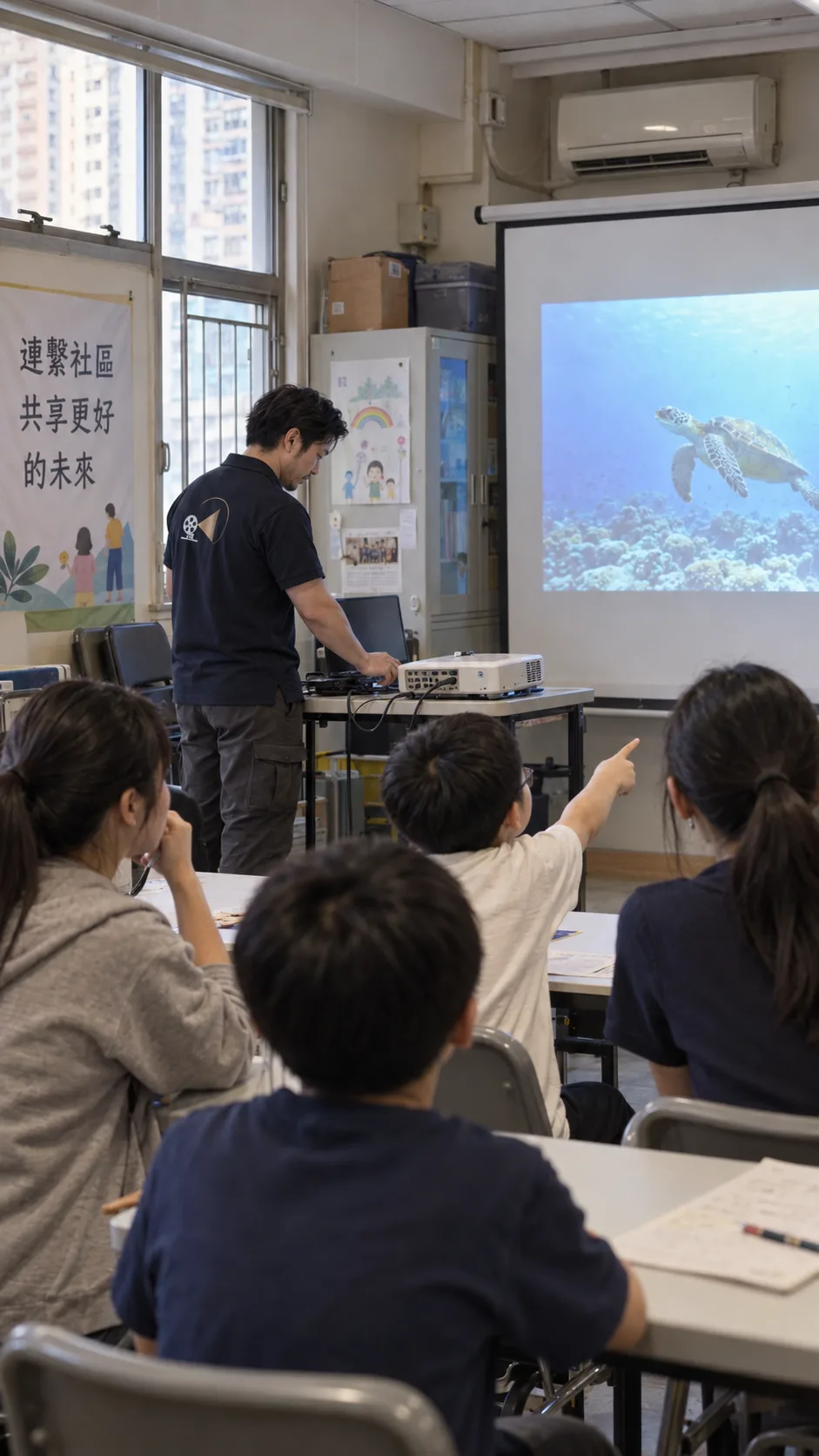 課室裡一部翻新投影機為學生播放畫面